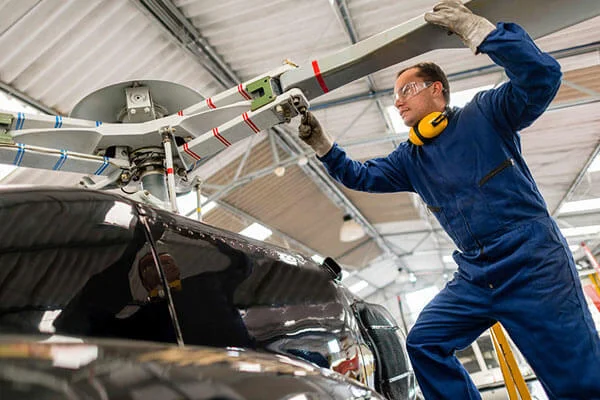 técnico en mantenimiento de helicópteros