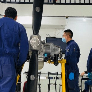 Qué estudiar para reparar aviones