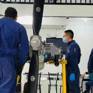 Qué estudiar para reparar aviones