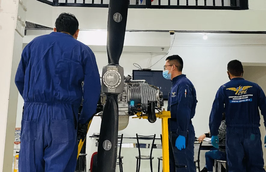 Qu estudiar para reparar aviones Aqu te contamos