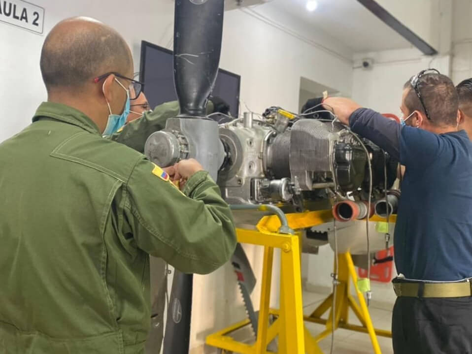 Técnico en reparación de motores de aeronaves