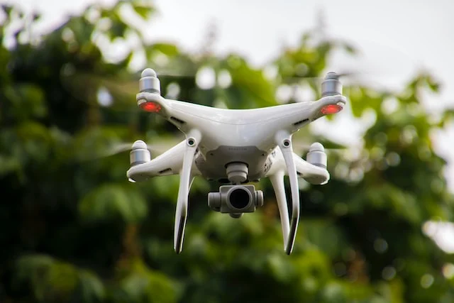 Cómo manejar un dron con cámara?: Consejos y técnicas.