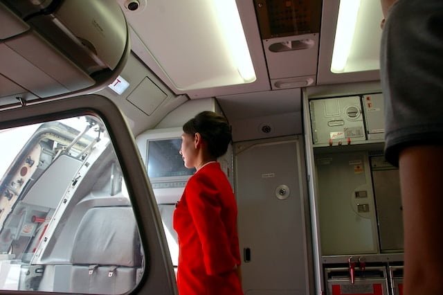 cuantas-azafatas-deben-ir-en-un-avion