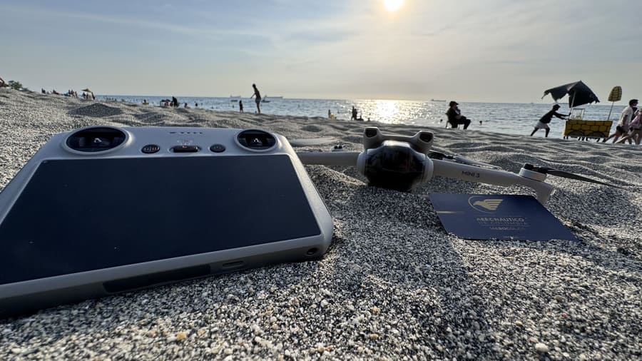 Se puede volar un dron en la playa