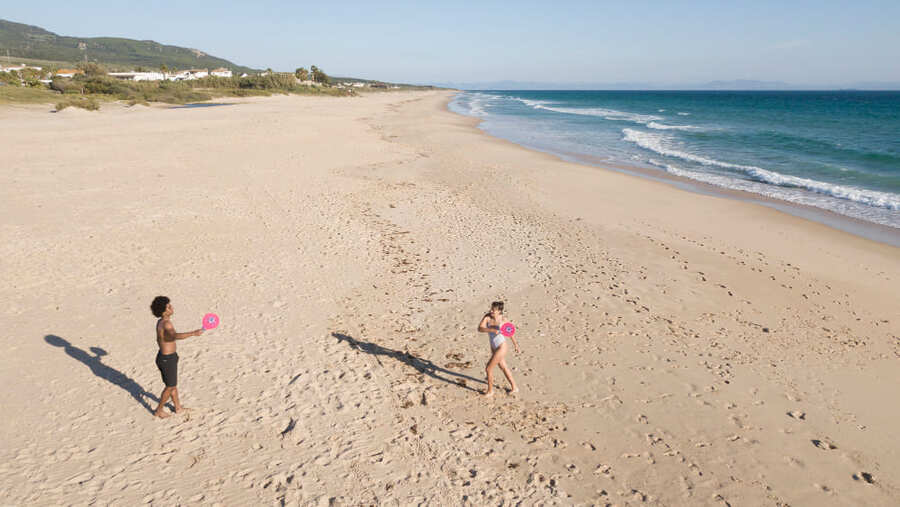 Se puede volar un dron en la playa