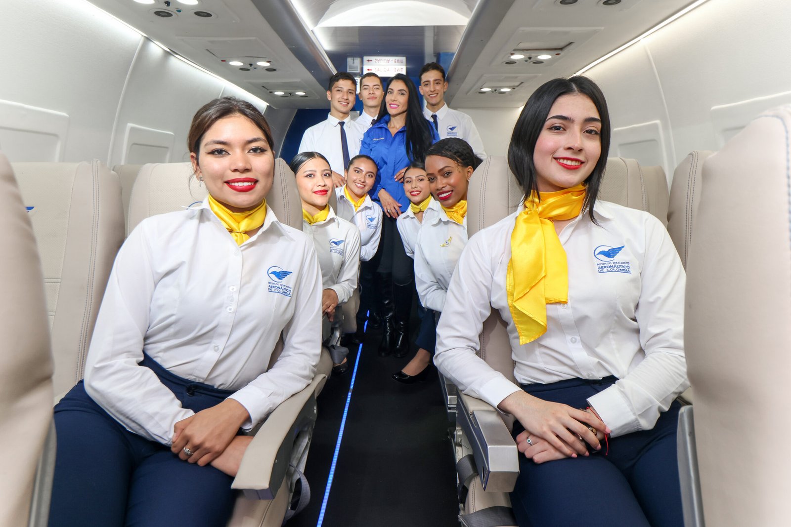 Estudia Auxiliar de vuelo en IEROCOL